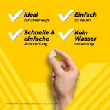 Hand hält eine Maaloxan® Kautablette. Aufschrift: „Ideal für unterwegs. Einfach zu kauen. Schnelle & einfache Anwendung. Kein Wasser notwendig.“