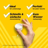 Hand hält einen mit Maaloxan® Suspension gefüllten Messbecher. Aufschrift: „Ideal für unterwegs. Perfekt für jede Tasche. Schnelle & einfache Anwendung. Kein Wasser notwendig.“