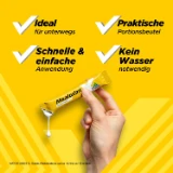 Hand hält einen geöffneten Portionsbeutel von Maaloxan® Suspension – Sachets – Minze. Aufschrift: „Ideal für unterwegs. Praktische Portionsbeutel. Schnelle & einfache Anwendung. Kein Wasser notwendig.“