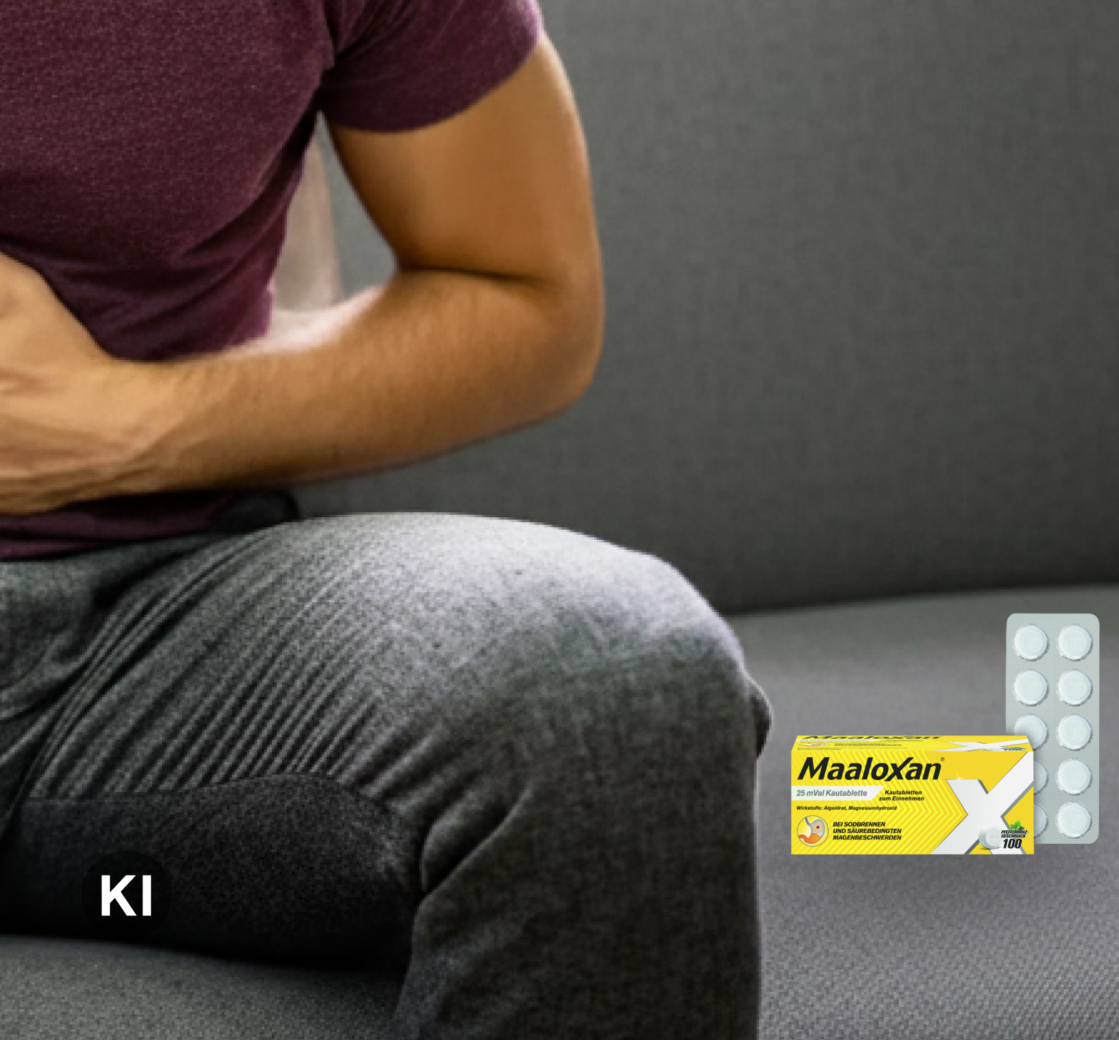 Person sitzt mit einer Hand auf dem Bauch auf einem Sofa; daneben Maaloxan® Kautabletten – Minze