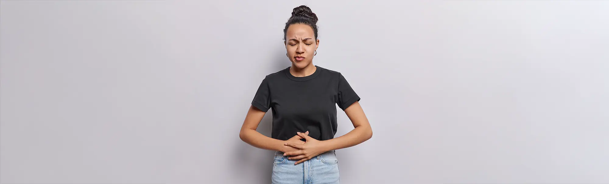  immagine di una persona che si tocca la pancia per mostrare che ha lo stomaco che brontola 